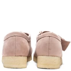 Clarks Wallabee - Blush Pink Lea -Fashion Clothing Store Clarks Wallabee Blush Pink Lea 26165558 07 28 22 Feature JP 5