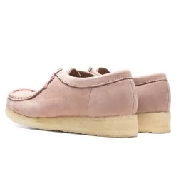 Clarks Wallabee - Blush Pink Lea -Fashion Clothing Store Clarks Wallabee Blush Pink Lea 26165558 07 28 22 Feature JP 6
