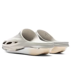 Nike X Matthew M. Williams 005 Slide - Light Bone/Chrome -Fashion Clothing Store Nike x Matthew M. Williams 005 Slide Light Bone Light Bone Chrome DH1258 001 09 15 22 Feature DUKE 3