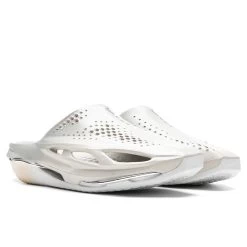 Nike X Matthew M. Williams 005 Slide - Light Bone/Chrome -Fashion Clothing Store Nike x Matthew M. Williams 005 Slide Light Bone Light Bone Chrome DH1258 001 09 15 22 Feature DUKE 5